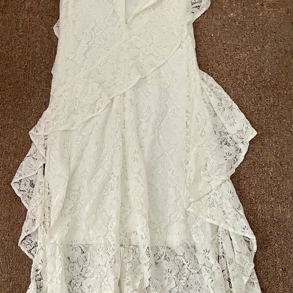 🌸 White lace dress that’s great for a tropical trip - Picture 2 of 3